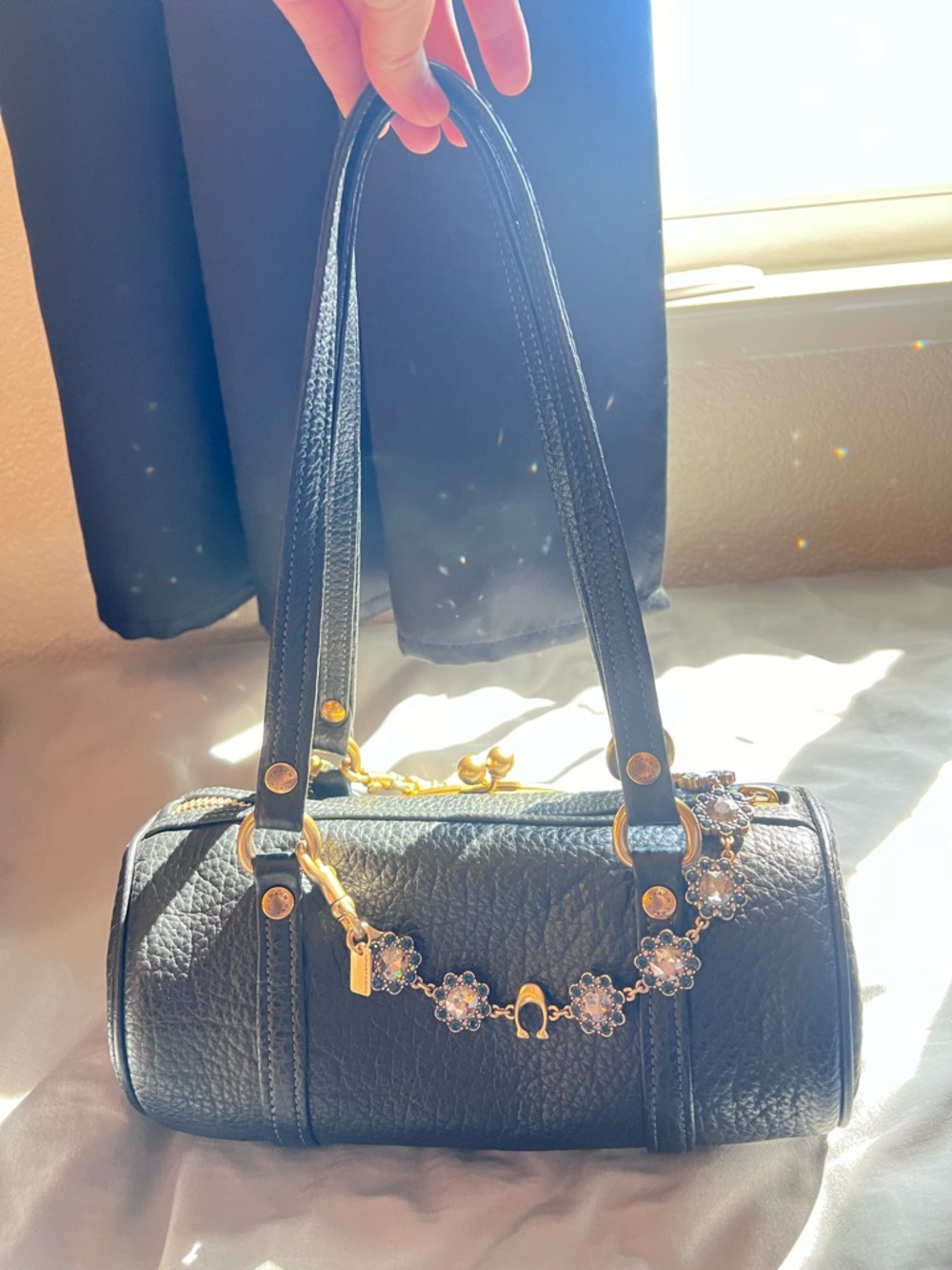 Coach Kisslock Barrel Bag in black pebbled leather - Picture 2 of 7